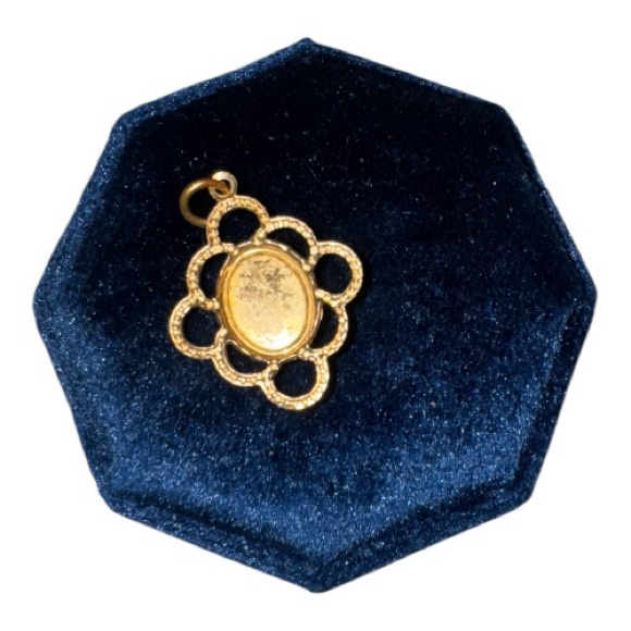 Vintage Gold Cameo Charm - Picture 2 of 3